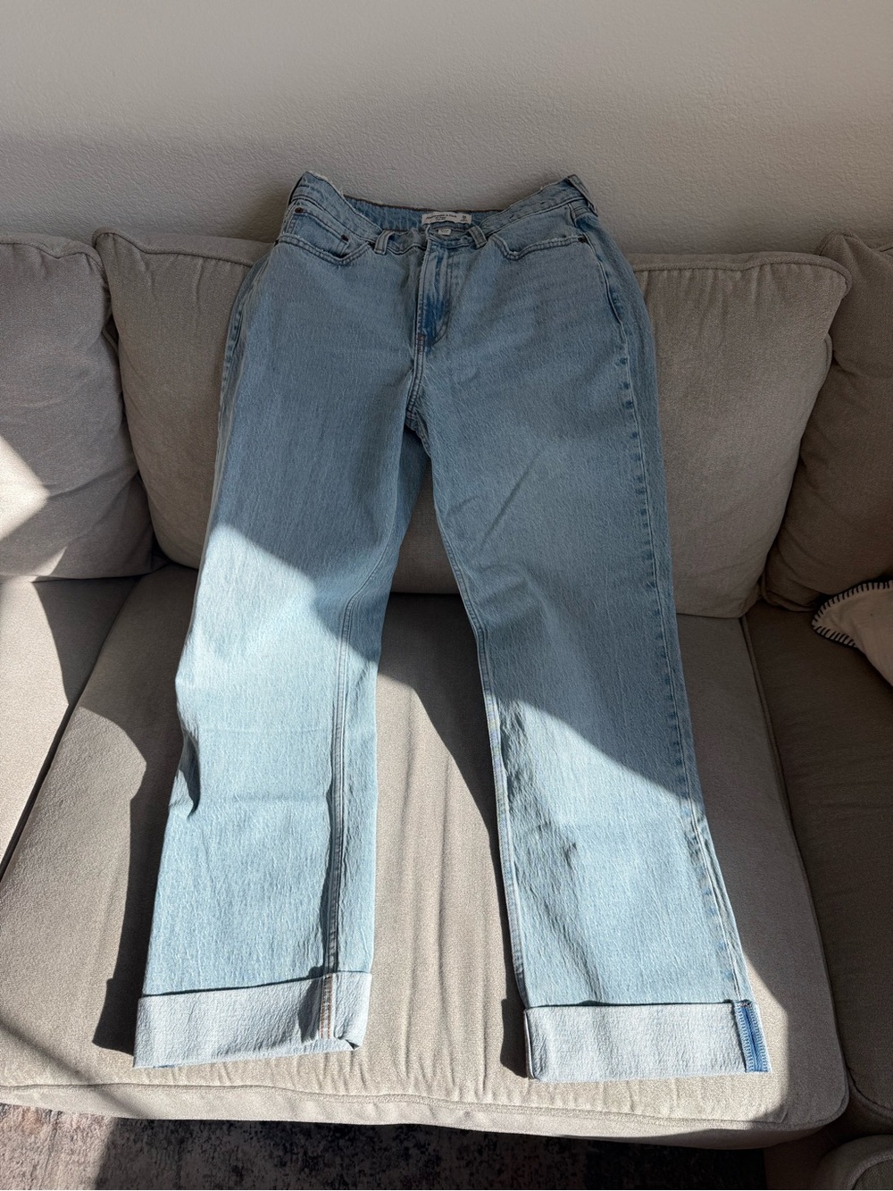 Abercrombie & Fitch The Baggy Low Rise Jeans - Cuffed Light Blue